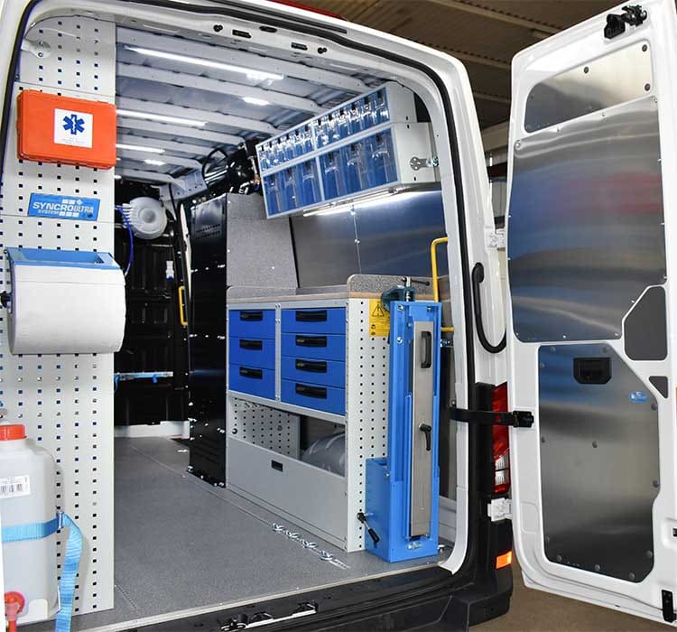 VW Crafter con portamorsa pieghevole e ripiano di lavoro sistema Syncro Ferrara